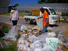 ごみ分別中・・・