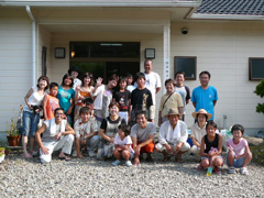 タレントさん、地域住民みんなで記念撮影