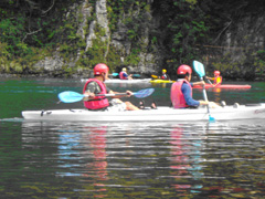 カヌーが水面をすべっていきます。