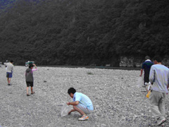 川原のごみを拾います。