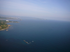 遠く白浜を望む