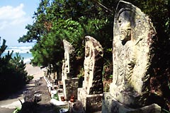 海辺の熊野古道・千里ヶ浜にある石像の写真