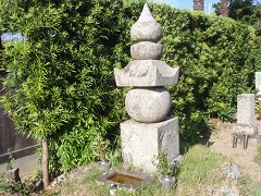 松平頼雄の大名塚