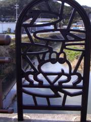 欄干の中のかえる