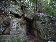 観音菩薩と岩のトンネル