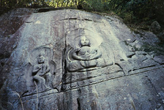 磨崖三尊大石仏