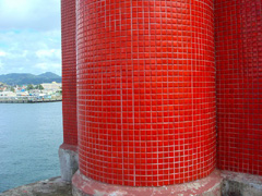 タイル張りの赤灯台