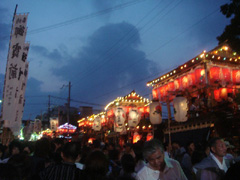 闘けい神社鳥居前に曳き揃えられた笠鉾