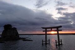 海の大鳥居に沈む夕日