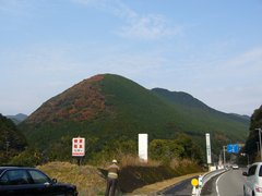 二色になる山