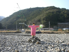 川原に立つかかしの写真