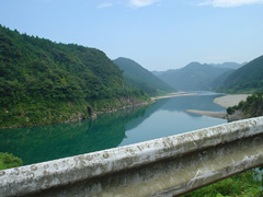向かいに和歌山県を見ながら走る新宮への旧道