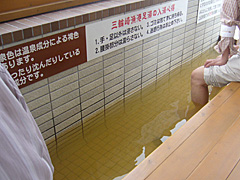 足湯は褐色に濁っています