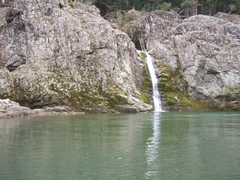 瀞峡に流れ落ちる滝