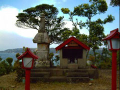 法華塔山の小さな祠