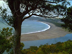 富田浜と富田川河口を望む