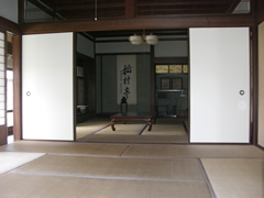 流木で作られた稲村亭