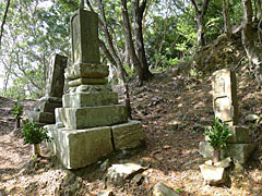 逢阪峠の石塔群