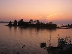 朝焼けに浮かぶ弁天島