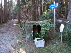 子抱地藏道標１