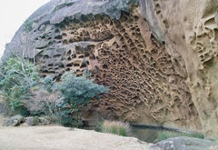 浦神の虫喰岩