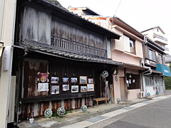 ビン玉が飾られた家